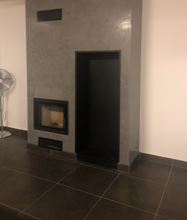 teplovzdušný krb s vložkou Romotop a velkým dřevníkem, povrchová úprava krbu Fresco